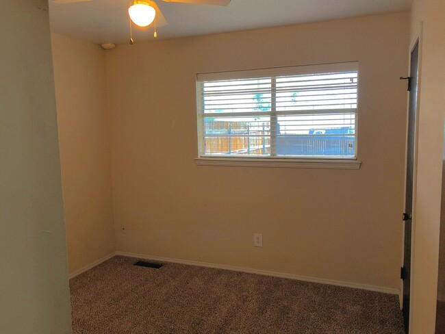 Building Photo - Great Location! Central Edmond!