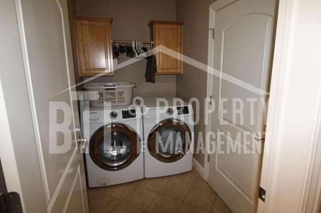 Building Photo - Fully Furnished 2 Bedroom 2.5 Bath Duplex with loft!