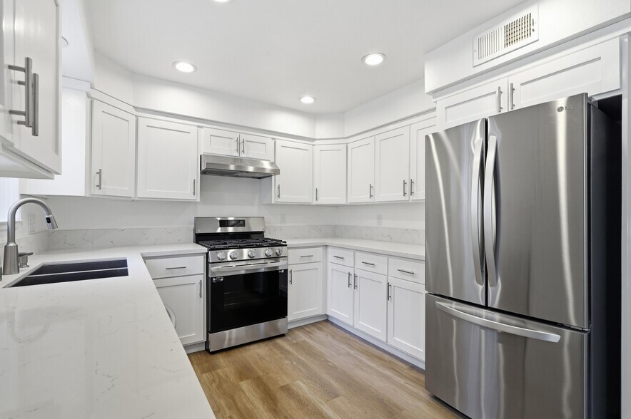 Building Photo - 9000 Vanalden Ave