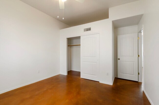 Building Photo - Charming Central Guest House