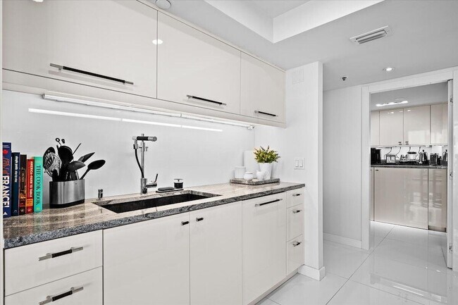Building Photo - 5280 N Ocean Dr