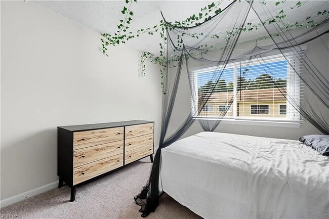 Building Photo - Updated 3BR Townhome — Assigned Parking, HOA Included, Military Welcome. Move in by March 31st an...