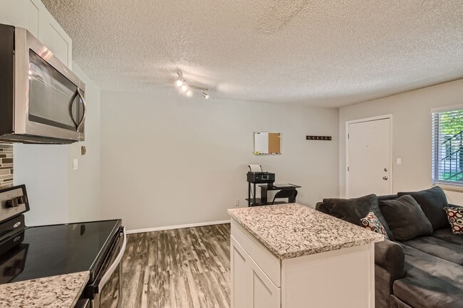 Building Photo - Spacious 1 Bed 1 Bath in the heart of Holly Hills. LEASING SPECIAL SEE INFO BELOW