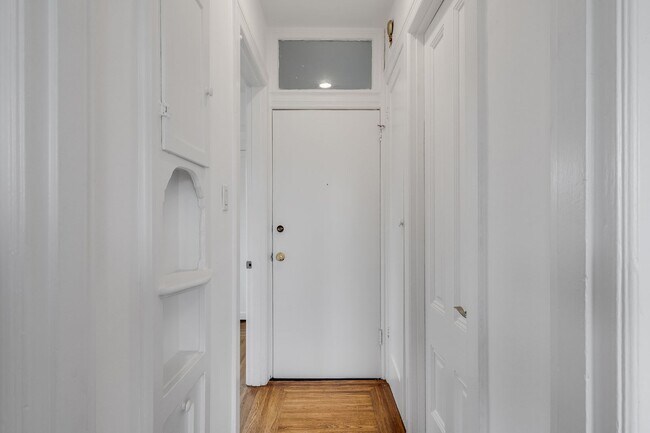 Building Photo - Newly remodeled top floor, pet friendly 1B...