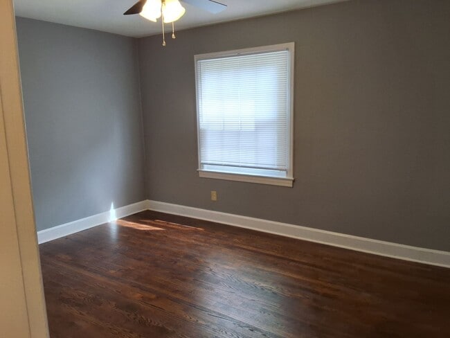 Building Photo - 320 Meadow Ln