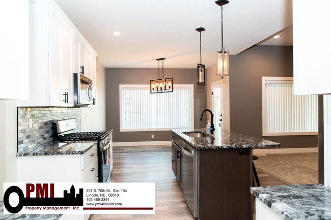 Building Photo - 5 Bedroom and 3 Bathroom House