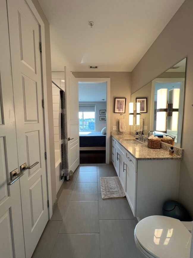 Building Photo - Spacious 2 bedroom 3 bath condo with office in City Lights!