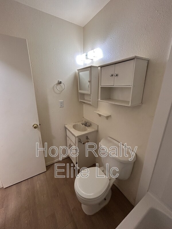 Building Photo - 334 Fairway S