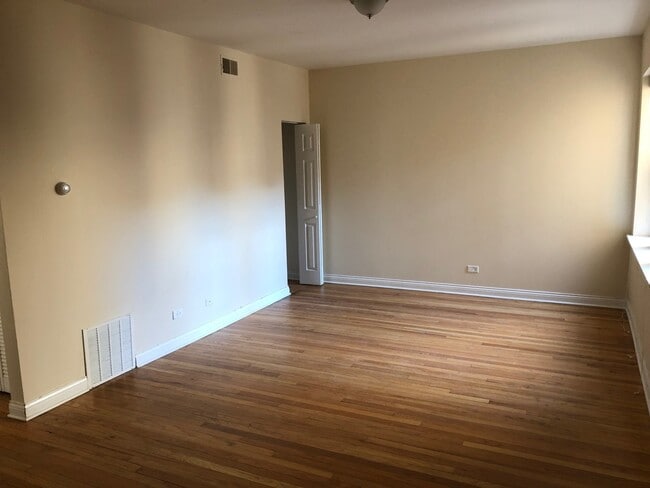 Building Photo - 4437 W Fullerton Ave