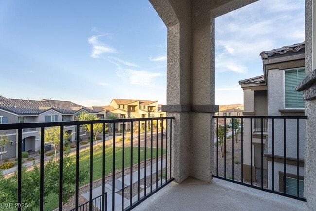 Building Photo - 633 Bellus Pl