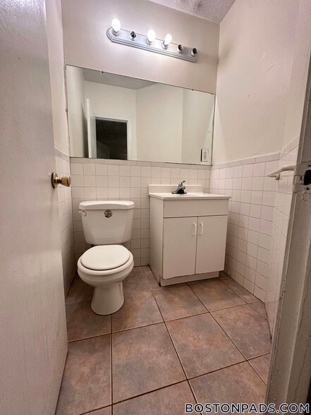 Building Photo - 15 Barrows St