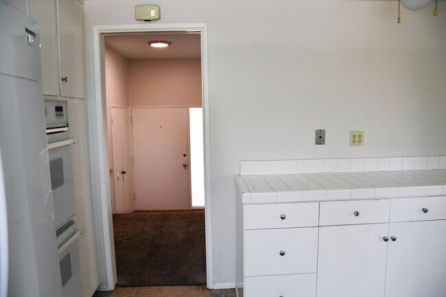 Building Photo - 522 E Collins Ave