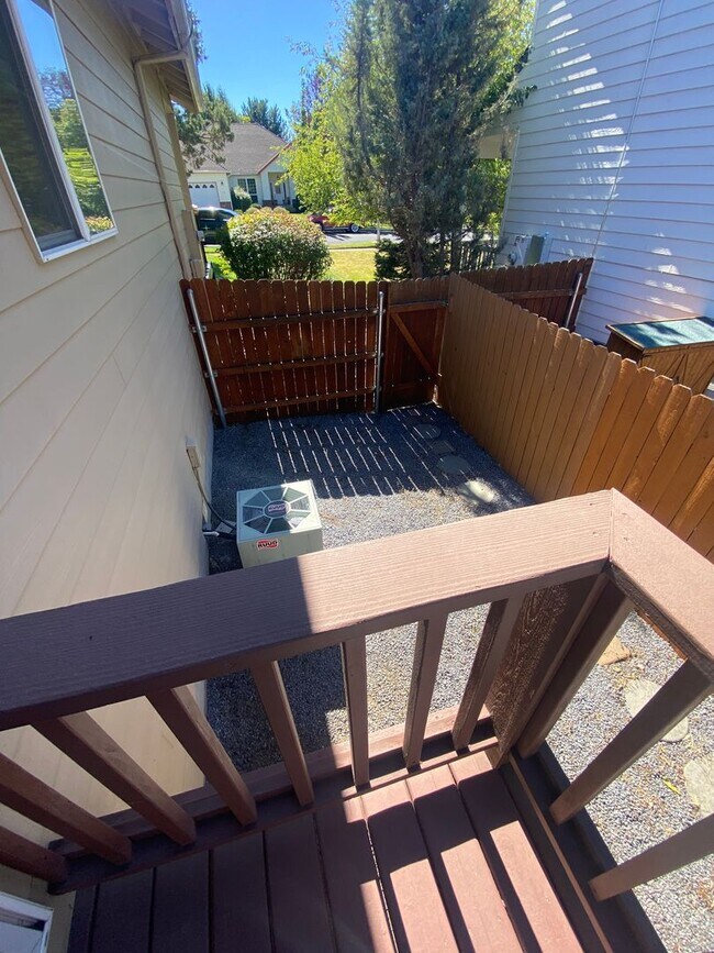 Building Photo - Single Level Charmer, SE Bend Established ...