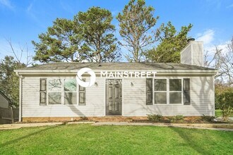 Building Photo - 2 Bedroom Pet-Friendly Home in Charlotte, NC with Main Street Renewal