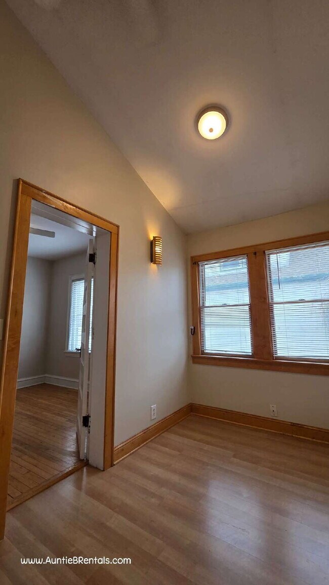 Building Photo - 2 bedroom 1 bath main level with office and porch.