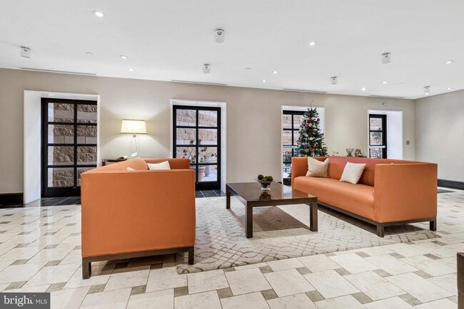 Building Photo - 1001 L St NW