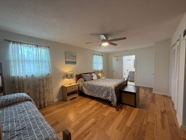 Building Photo - Updated 2 Bedroom 2 Bathroom House