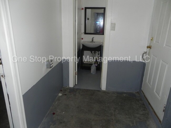 Building Photo - 2304 Englewood Ct