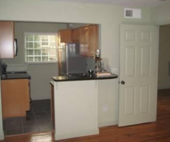 Kitchen - Courtyard on Kirkwood