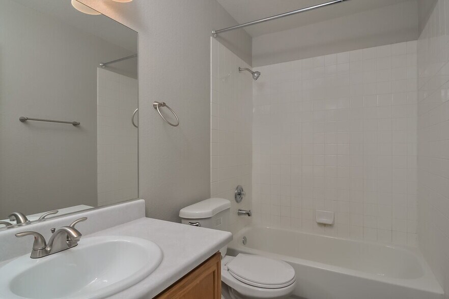 Building Photo - 698 Senator Ct