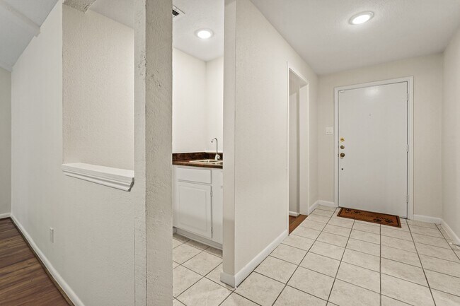 Building Photo - 1426 Ashwood Dr