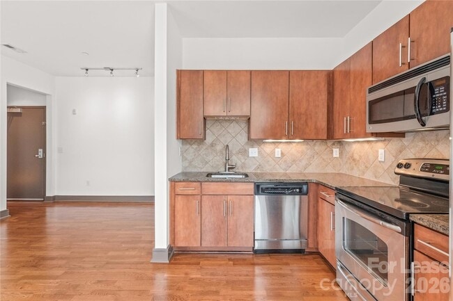 Building Photo - 2200 Lyndhurst Ave