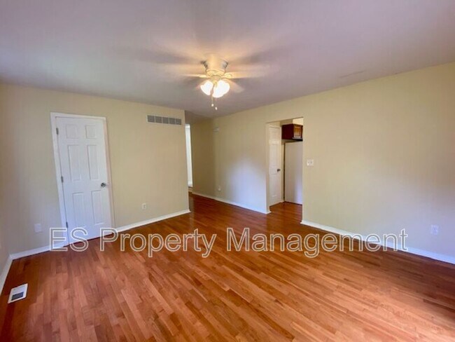 Building Photo - 6879 Oak Lake Dr