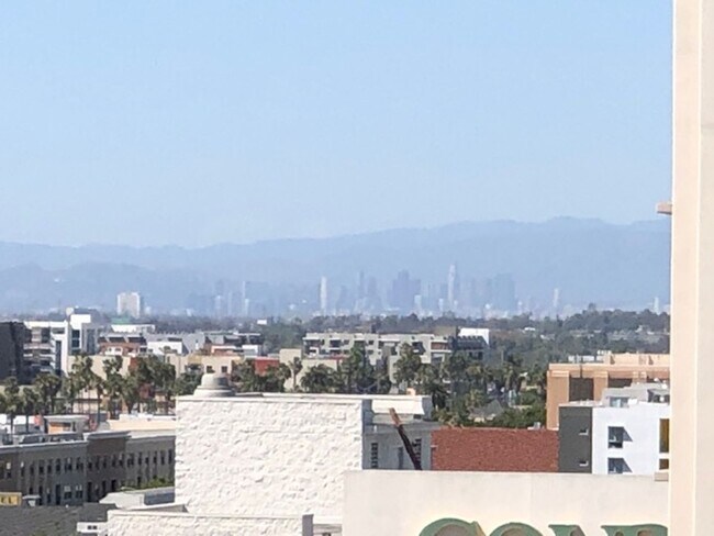 Building Photo - Large 1 bedroom 1 bath in Luxury High Rise...