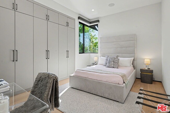 Building Photo - 418 N Sweetzer Ave