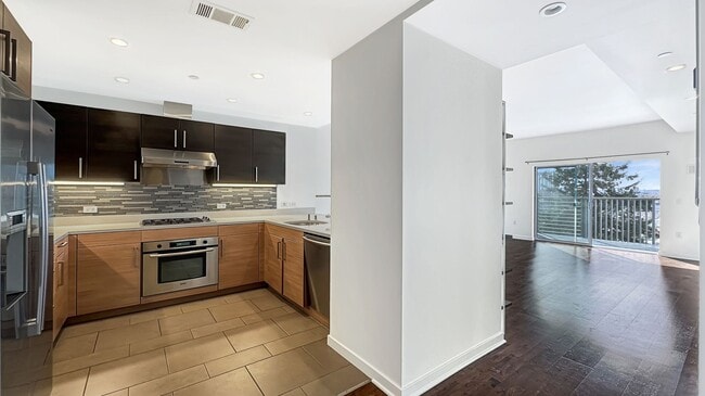 Building Photo - West-facing Modern Apartment w/ Sweeping View of SF, Golden Gate & Mt Tam