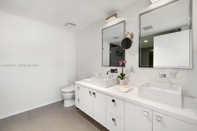 Building Photo - 5875 Collins Ave