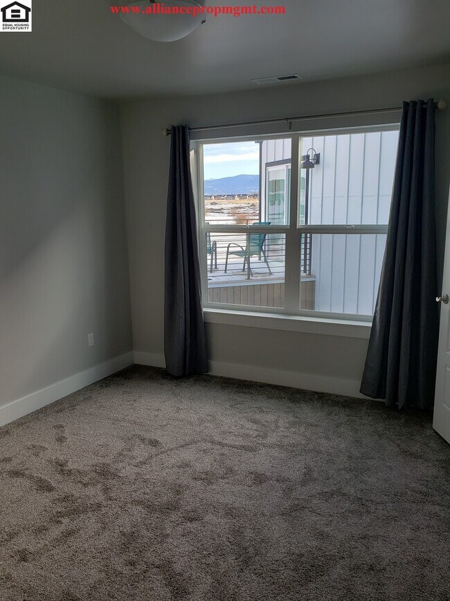 Building Photo - Beautiful Large 4bd/2.5ba 2332sqft home in The Lakes Subdivision