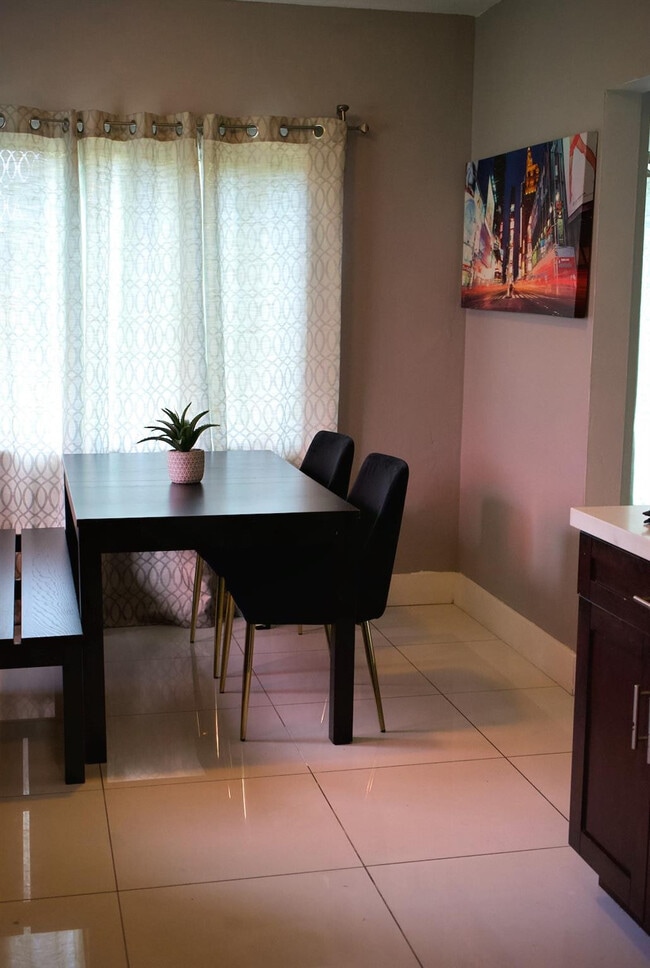 Building Photo - 11150 Peachtree Dr