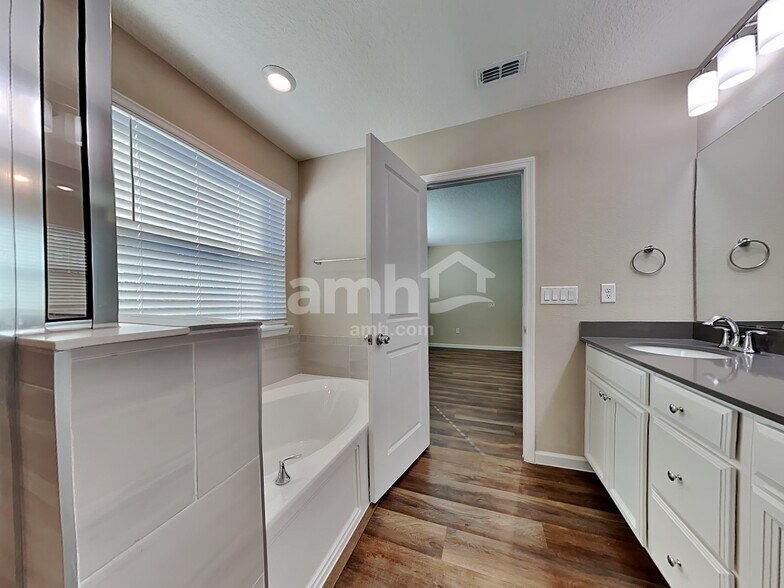 Building Photo - 219 Hemlock Pt