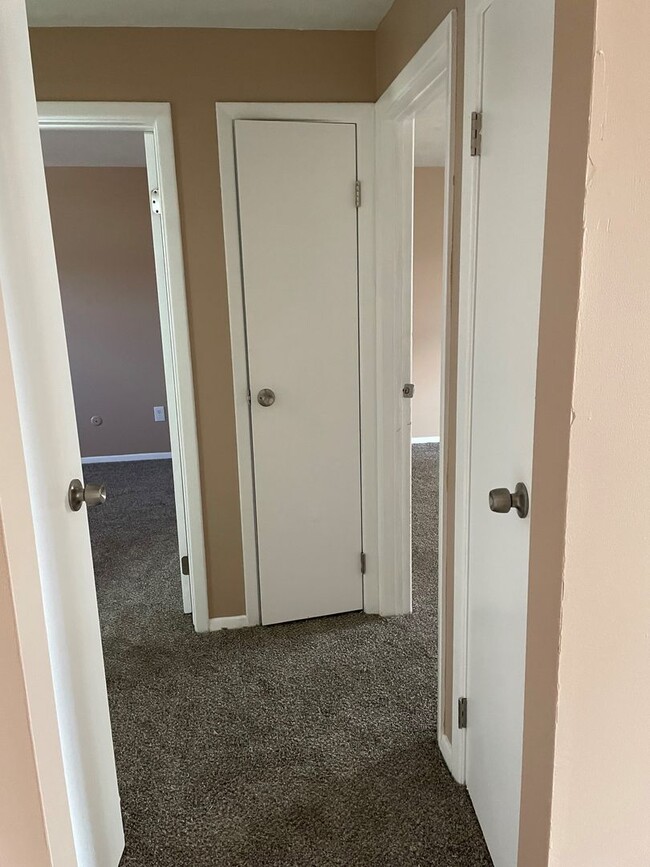 Building Photo - 910 SqFt 2 Bedroom Apartment