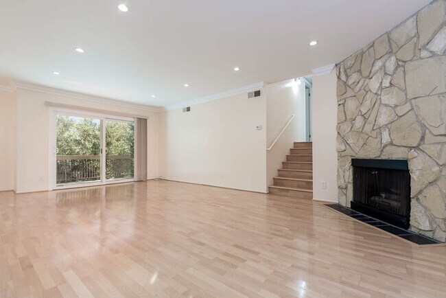 Primary Photo - 1242 S Barrington Ave
