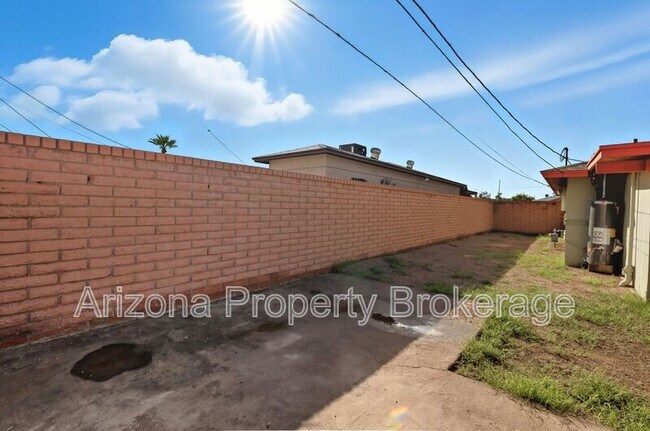 Building Photo - 3826 W Culver St