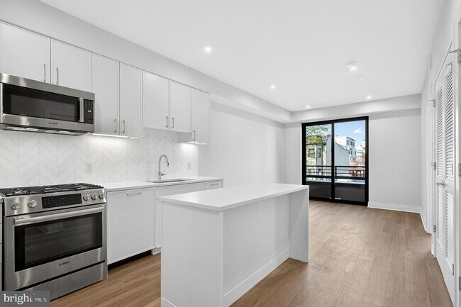 Building Photo - 811 S Columbus St