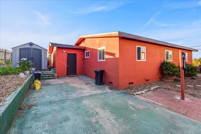 Building Photo - Upper Seaside 3 Bedroom / 1.5 Bath