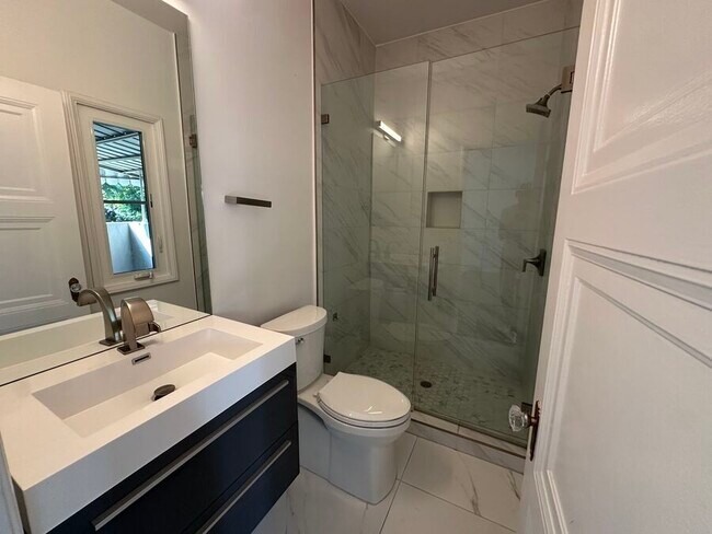 Building Photo - 1407 Laurel Ave