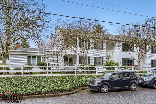 Primary Photo - 3 bedroom home in a great location of Beav...