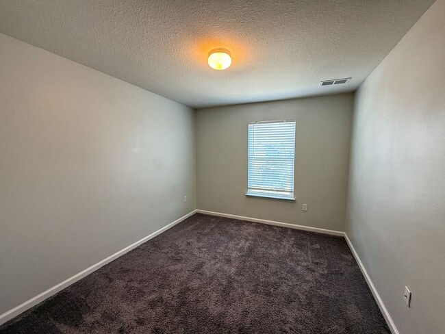 Building Photo - 4 bedroom, 2.5 bath home centrally located...