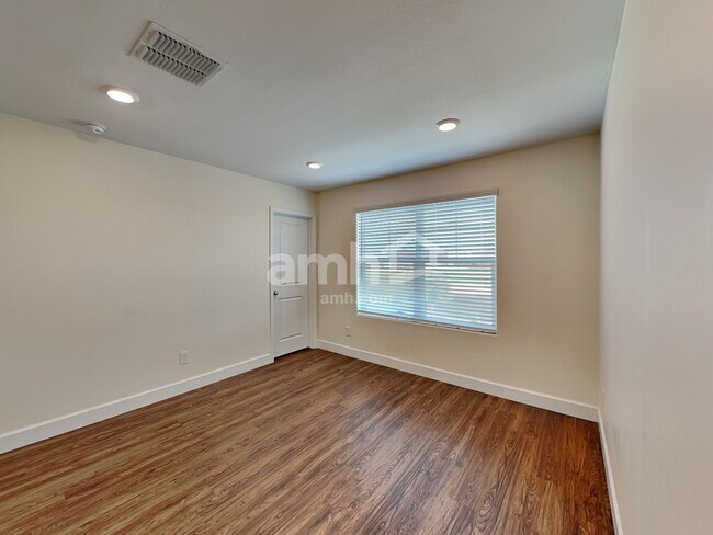 Building Photo - 5957 W Larkspur Dr