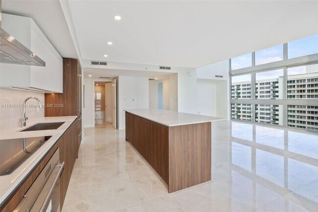 Building Photo - 1500 Bay Rd