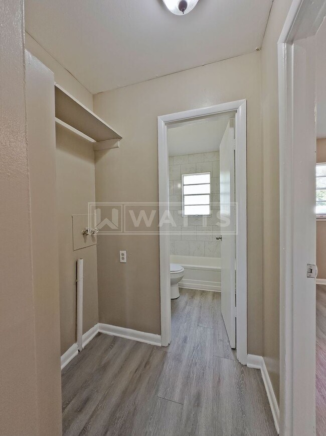 Building Photo - 622 1st St W