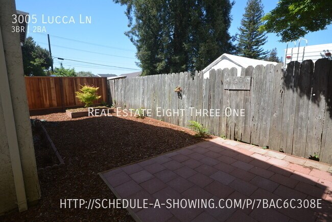 Building Photo - 3 bedroom 2 bath with 2 car garage and pri...