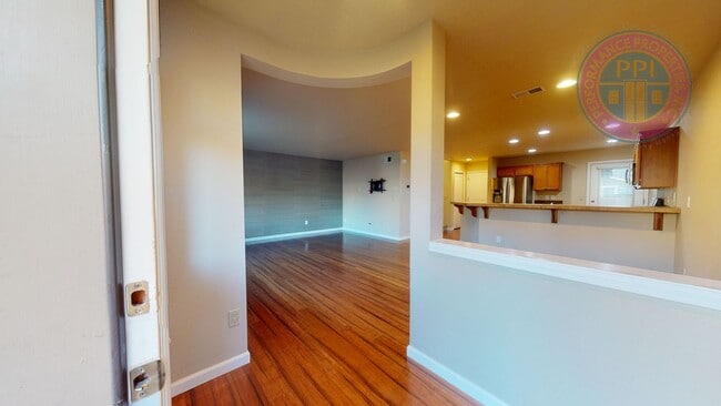 Building Photo - Beaverton - Stylish, Light & Bright, Close To Nike & Intel