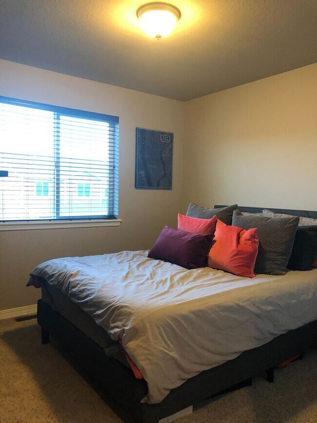 Building Photo - 3bd, 2.5ba 2car West Side Beauty, Built in...