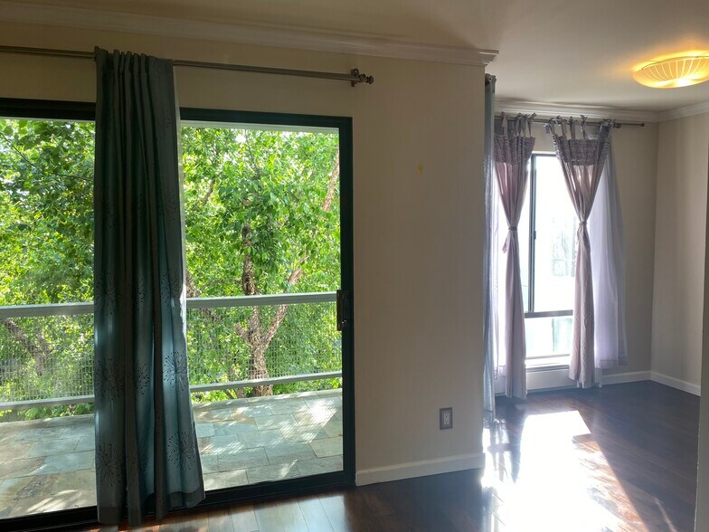 Balcony with Travertine Tiles and Dining Room - 4 Admiral Dr