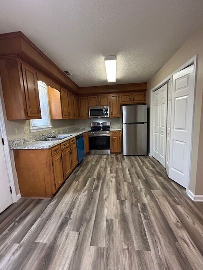 Building Photo - Mallwood- 2 Bedroom, 1.5 Bath Townhouse-$2...
